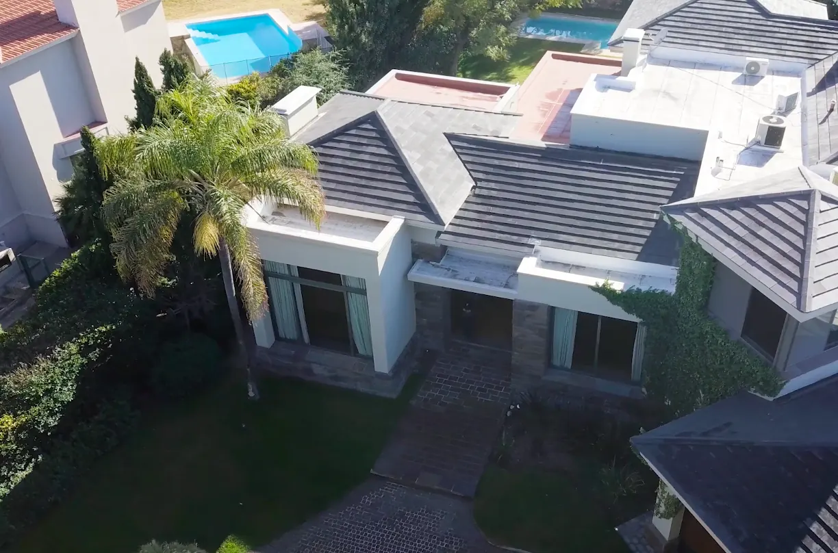 Vista aérea del techo de la casa y su entorno